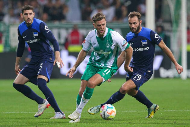 v.li.: Agustin Rogel (Hertha BSC Berlin, 3), Niclas Füllkrug (SV Werder Bremen, 11) und Lucas Tousart (Hertha BSC Berlin, 29) im Zweikampf, Duell, Dynamik, Aktion, Action, Spielszene, DIE DFL-RICHTLINIEN UNTERSAGEN JEGLICHE NUTZUNG VON FOTOS ALS SEQUENZBILDER UND ODER VIDEOA?HNLICHE FOTOSTRECKEN. DFL REGULATIONS PROHIBIT ANY USE OF PHOTOGRAPHS AS IMAGE SEQUENCES AND OR QUASI-VIDEO., 28.10.2022, Bremen (Deutschland), Fussball, Bundesliga, SV Werder Bremen - Hertha BSC
