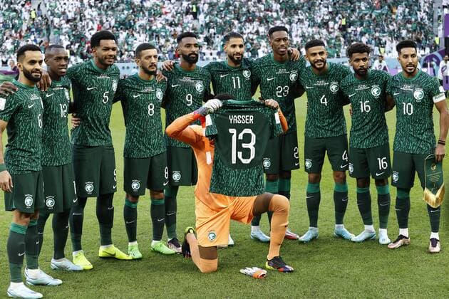 Bilder des Jahres, Sport 11 November Sport Themen der Woche KW47 Sport Bilder des Tages DOHA - (LR) Mohammed Al Burayk of Saudi Arabia, Saud Abdulhamid of Saudi Arabia, Mohammed Al Burayk of Saudi Arabia, Abdulelah Al Malki of Saudi Arabia., Firas Al Buraikan of Saudi Arabia, Saleh Al Shehri of Saudi -Arabia, Mohamed Kanno of Saudi Arabia, Abdulelah Al Amri of Saudi Arabia, Sami Al Najei of Saudi Arabia, Salem Al-Dawsari of Saudi Arabia show a shirt for Yasir Al Shahrani of Saudi Arabia during the FIFA World Cup, WM, Weltmeisterschaft, Fussball Qatar 2022 Group C match between Poland and Saudi Arabia at the Education City Stadium on November 26, 2022 in Doha, Qatar. AP Dutch Height MAURICE OF STONE FIFA World Cup Qatar 2022 2022 xVIxANPxSportx xMauricexvanxSteenxWKxIVx