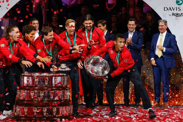 Bilder des Jahres, Sport 11 November Sieger Team Canada L-R. Gabriel Diallo,Alexis Galarneau,Vasek Pospisil,Denis Shapovalov,Captain Frank Dancevic und Felix Auger-Aliassimen mit Pokal,ganz rechts ITF Praesident David Haggerty,Siegerehrung, Praesentation, Freude, Emotion, Davis Cup Finale 2022, Palacio de Deportes JosŽ Mar’a Mart’n Carpena, Malaga, Spanien. Copyright: xJuergenxHasenkopfx