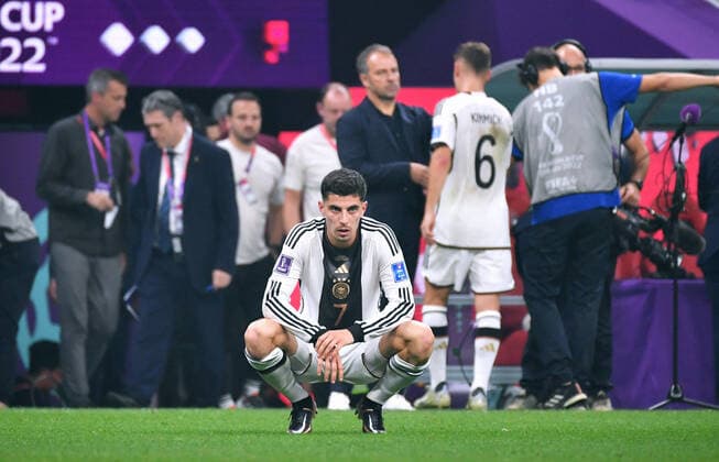 Bilder des Jahres, Sport 12 Dezember Sport Themen der Woche KW48 Sport Bilder des Tages Fussball, Weltmeisterschaft, 2022, Herren, Qatar, Gruppe E, 3. Spieltag, Al Bayt Stadium: Costa Rica - Deutschland 2:4; Kai Havertz (GER) enttäuscht. Enttäuschung, Frust, Aktion, Einzelbild. FIFA REGULATIONS PROHIBIT ANY USE OF PHOTOGRAPHS AS IMAGE SEQUENCES AND OR QUASI-VIDEO