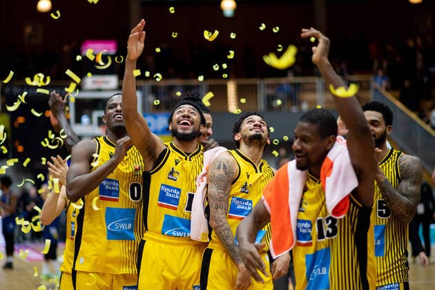 Bilder des Jahres, Sport 12 Dezember Sport Themen der Woche KW48 Sport Bilder des Tages Isaiah Whitehead (MHP Riesen Ludwigsburg, 00), Jhonathan Dunn (MHP Riesen Ludwigsburg, 12), Prentiss Hubb (MHP Riesen Ludwigsburg, 03), Yorman Polas Bartolo (MHP Riesen Ludwigsburg, 13) jubeln ueber Sieg und Einzug in das Final Four, GER, HAKRO Merlins Crailsheim vs. MHP Riesen Ludwigsburg, Basketball Magenta BBL Pokal, Viertelfinale, Spielzeit 2022 2023, 03.12.2022 GER, HAKRO Merlins Crailsheim vs. MHP Riesen Ludwigsburg, Basketball Magenta BBL Pokal, Viertelfinale, Spielzeit 2022 2023, 03.12.2022 Ilshofen Copyright: xEibner Memmlerx EP_MMR