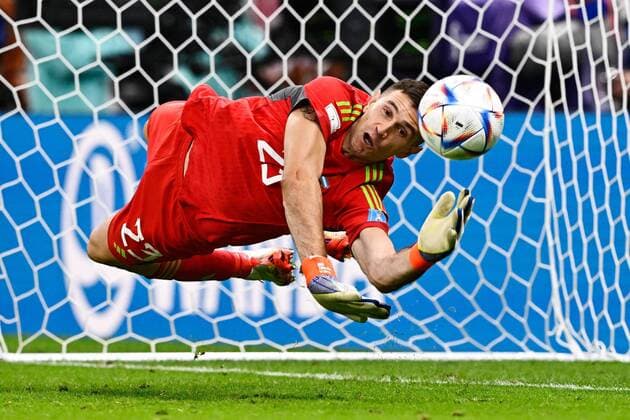 Sport Themen der Woche KW49 RECORD DATE NOT STATED FIFA World Cup, WM, Weltmeisterschaft, Fussball Qatar 2022 Netherlands vs Argentina CF Emiliano Martinez of Argentina during the game Netherlands vs Argentina, corresponding to the Quarterfinal of the FIFA World Cup Qatar 2022, at Lusail Stadium, Lusail, Doha, on December 09, 2022. <br><br> Emiliano Martinez de Argentina durante el partido Paises Bajos (Holanda) vs Argentina, correspondiente a los cuartos de final de la Copa Mundial de la FIFA Catar 2022, en el Estadio Lusail, Lusail, Doha, el 09 de Diciembre de 2022 LUSAIL DOHA QATAR Copyright: xJorgexMartinezx 20221209_7293