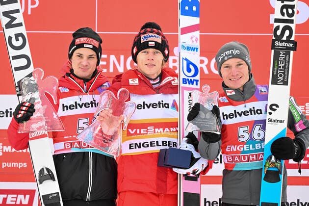 Bilder des Jahres 2022, Sport 12 Dezember Sport Themen der Woche KW50 Sport Bilder des Tages NORDIC SKIING - FIS WC Engelberg ENGELBERG,SWITZERLAND,18.DEC.22 - NORDIC SKIING, Ski jumping, Skispringen, Ski, nordisch - FIS World Cup, large hill, men. Image shows the podium: Manuel Fettner (AUT), Dawid Kubacki (POL) and Anze Lanisek (SLO). GEPAxpictures xOliverxLerch