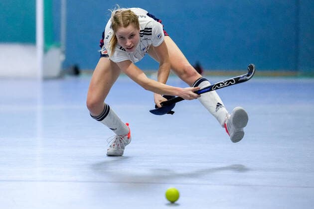 Bilder des Jahres 2022, Sport 12 Dezember Sport Themen der Woche KW50 Lisa Mayerhöfer (MHC, 17), am Ball, Freisteller, Ganzkörper, Einzelbild, Einzelfoto, Aktion, Action, 18.12.2022, Mannheim (Deutschland), Hallenhockey, 1. Bundesliga Süd, Damen, TSV Mannheim - Mannheimer HC