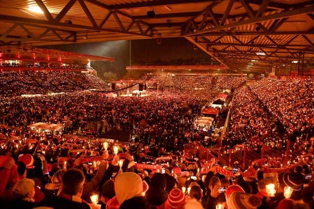 IMAGO Iconic Moments, Fußball IMAGO Iconic Moments, Fußball Bilder des Jahres 2022, Sport 12 Dezember Sport Themen der Woche KW51 Sport Bilder des Tages Fussball, Herren, Saison 2022 2023, 1. Bundesliga, 1. FC Union Berlin, 20. Weihnachtssingen im Stadion An der Alten Försterei, Übersicht zu Beginn des Singens, 23.12. 2022, Copyright: xMatthiasxKochx