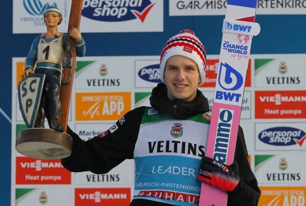 Bilder des Jahres 2023, Sport 01 Januar Sport Themen der Woche KW52 Sport Bilder des Tages Ski jumping, Skispringen, Ski, nordisch - FIS WC Garmisch-Partenkirchen GARMISCH-PARTENKIRCHEN,GERMANY,01.JAN.23 - NORDIC SKIING, SKI JUMPING - FIS World Cup, Four Hills Tournament, large hill, award ceremony. Image shows the rejoicing of Halvor Egner Granerud (NOR). keywords: trophy. GEPAxpictures xThomasxBachun
