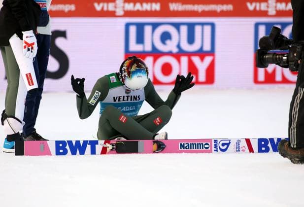 Bilder des Jahres 2023, Sport 01 Januar Sport Themen der Woche KW52 Sport Bilder des Tages Garmisch-Partenkirchen, Deutschland 01. Januar 2023: 71.internationale Vierschanzentournee, Skispringen, Herren, Weltcup, Garmisch-Partenkirchen, Grosse Olympiaschanze, Olympia Skistadion, NEUJAHRSSKISPRINGEN, Wettkampf Der Sieger sitzt auf dem Boden im Auslauf und verneigt sich vor der Schanze, GRANERUD Halvor Egner (NOR)