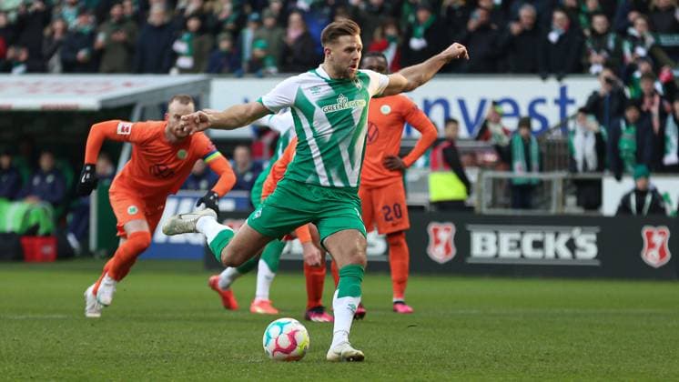 v.li.: Torschütze Niclas Füllkrug (SV Werder Bremen, 11) beim Elfmeter, Strafstoß, erzielt das Tor zum 1:0, Treffer, Highlight, Torerfolg , DIE DFL-RICHTLINIEN UNTERSAGEN JEGLICHE NUTZUNG VON FOTOS ALS SEQUENZBILDER UND ODER VIDEOA?HNLICHE FOTOSTRECKEN. DFL REGULATIONS PROHIBIT ANY USE OF PHOTOGRAPHS AS IMAGE SEQUENCES AND OR QUASI-VIDEO., 28.01.2023, Bremen (Deutschland), Fussball, Bundesliga, SV Werder Bremen - VfL Wolfsburg