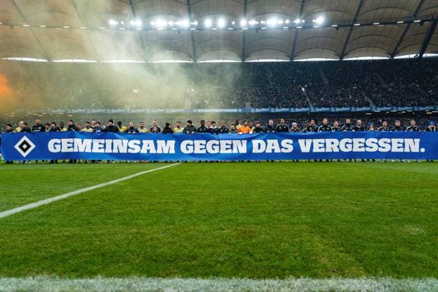Bilder des Jahres 2023, Sport 01 Januar Sport Bilder des Tages Mannschaften mit Banner der Aktion WeRemember Hamburger SV vs. Eintracht Braunschweig, Fussball, 2. Bundesliga, Spieltag 18, Saison 2022 23, 29.01.2023 DFL REGULATIONS PROHIBIT ANY USE OF PHOTOGRAPHS AS IMAGE SEQUENCES AND OR QUASI-VIDEO -Pressefoto Marcel von Fehrn Hamburger SV vs. Eintracht Braunschweig, Fussball, 2. Bundesliga, Spieltag 18, Saison 2022 23, 29.01.2023 Hamburg Copyright: xEibner-Pressefoto MarcelxvonxFehrnx EP_EER