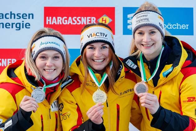 Bilder des Jahres 2023, Sport 02 Februar Sport Themen der Woche KW05 Sport Bilder des Tages Siegerehrung, Award Ceremony Einsitzer Frauen; von links: Anna Berreiter (GER, Deutschland), Julia Taubitz (GER, Deutschland), Dajana Eitberger (GER, Deutschland), 2 4 2023, Altenberg (Deutschland), Eberspaecher Luge World Cup Altenberg