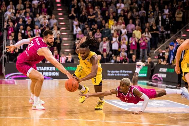 Bilder des Jahres 2023, Sport 04 April Sport Themen der Woche KW17 Sport Bilder des Tages easyCredit Basketball Bundesliga, Telekom Baskets Bonn vs. ALBA Berlin, 25.04.2023 Leon Kratzer (Telekom Baskets Bonn, 21), Jaleen Smith (ALBA Berlin, 3), TJ Shorts II (Telekom Baskets Bonn, 0) easyCredit Basketball Bundesliga, Telekom Baskets Bonn - ALBA Berlin, Bonn, Telekom Dome Copyright: xBEAUTIFULxSPORTS Wunderlx
