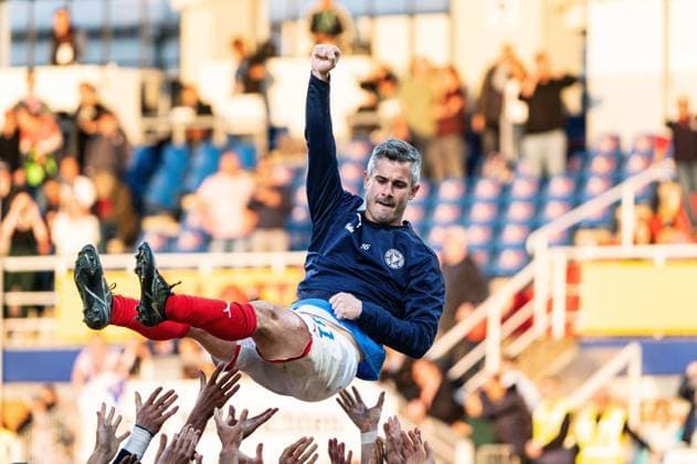 Bilder des Jahres 2023, Sport 05 Mai Sport Themen der Woche KW20 Sport Bilder des Tages Mitspieler heben Fin Bartels (Holstein Kiel, 31) in die Luft Holstein Kiel vs. FC St. Pauli, Fussball, 2. Bundesliga, Spieltag 33, Saison 2022 23, 19.05.2023 DFL REGULATIONS PROHIBIT ANY USE OF PHOTOGRAPHS AS IMAGE SEQUENCES AND OR QUASI-VIDEO Holstein Kiel vs. FC St. Pauli, Fussball, 2. Bundesliga, Spieltag 33, Saison 2022 23, 19.05.2023 Kiel Copyright: xEibner-Pressefoto MarcelxvonxFehrnx EP_EER