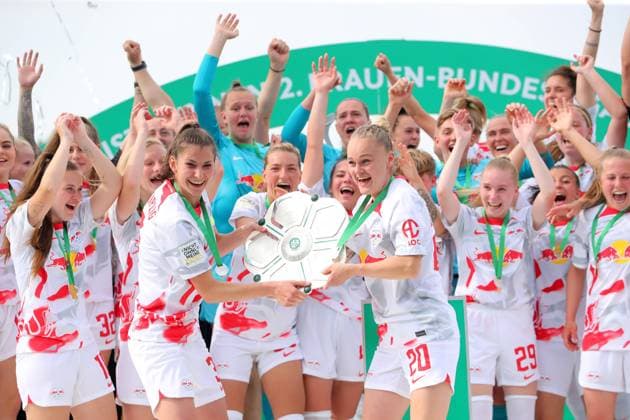 Bilder des Jahres 2023, Sport 05 Mai Sport Themen der Woche KW20 Sport Bilder des Tages RB Leipzig - Guetersloh 2.Bundesliga Frauen Leipzig, 21.05.2023, RBL Campus Platz 1, Fussball, Frauen , 2.Bundesliga, 25.Spieltag, RB Leipzig vs. FSV Gütersloh , Die Frauen von RB Leipzig wurden nach dem Spiel zum Meister der 2.Bundesliga gekürt. Schon vorher standen sie als Aufsteiger in die Frauen Bundesliga fest. , Im Bild; Leipzig feiert die Meisterschaft. Johanna Kaiser (3, Leipzig), Victoria Krug (20, Leipzig) mit Meisterschale. , Nur zur redaktionellen Nutzung. Only editorial use. , DFB DFL regulations prohibit any use of photographs as image sequences and or quasi-video ,