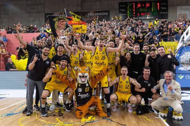 Bilder des Jahres 2023, Sport 05 Mai Sport Themen der Woche KW21 Sport Bilder des Tages Das Team der Tigers Tuebingen jubelt nach dem Sieg und dem damit verbundenen Sportlichen Aufstieg in die Easy Credit Basketball Bundesliga.¨¨Tigers Tuebingen vs. PS Karlsruhe Lions, 2. Basketball, Bundesliga, Pro A, Barmer 2 Basketball, Playoffs, Halbfinale Spiel 3, Spielzeit 2022 2023, 23.05.2023, ¨¨ Tigers Tuebingen - PS Karlsruhe Lions, Basketball, 2. Bundesliga, Barmer 2 Basketball, Playoffs, Halbfinale Spiel 3, Spielzeit 2022 2023, 23.05.2023 Copyright: xDennisxDuddek xEibnerxPressefotox EP_DDK