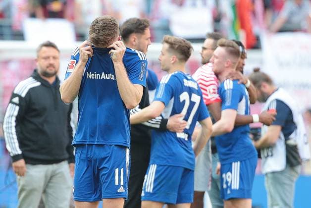 Bilder des Jahres 2023, Sport 05 Mai Sport Themen der Woche KW21 GER, 1.Bundesliga, RB Leipzig - FC Schalke 04 27.05.2023, Leipzig, Red Bull Arena, GER, Saison 2022 2023, 1.Bundesliga, 34.Spieltag, RasenBallsport Leipzig vs FC Schalke 04 im Bild Marius Buelter (Schalke) enttaeuscht, Schalke steigt ab DFL regulations prohibit any use of photographs as image sequences and or quasi-video