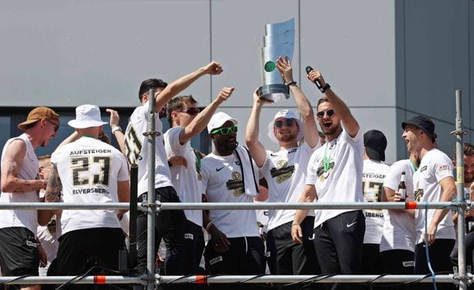 Bilder des Jahres 2023, Sport 05 Mai Sport Themen der Woche KW21 28.05.2023, Fussball, Herren, 3. Liga, Saison 2022 2023, Meister- und Aufstiegsfeier der SV 07 Elversberg auf dem Rathausvorplatz in Spiesen-Elversberg, Semih Sahin, Lukas Pinckert, Kevin Koffi, Nicolas Kristof und Valdrin Mustafa recken den Meisterpokal in die Höhe Spiesen-Elversberg Rathausvorplatz Saarland Deutschland (DE)