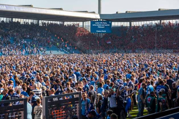 Bilder des Jahres 2023, Sport 05 Mai Sport Themen der Woche KW21 Freude und Begeisterung bei den Bochumer Fans, Fussballfans stuermen den Rasen und feiern den Klassenerhalt, Fussball, Bundesliga 2022 2023, Vonovia Ruhrstadion, VfL Bochum vs. Bayer 04 Leverkusen 3-0 Fussball, Bundesliga, 2022 2023, VfL Bochum vs. Bayer 04 Leverkusen 3-0, Vonovia Ruhrstadion, Freude und Begeisterung bei den Bochumer Fans, Fussballfans stuermen das Spielfeld und feiern den Klassenerhalt, DFL REGULATIONS PROHIBIT ANY USE OF PHOTOGRAPHS AS IMAGE SEQUENCES AND OR QUASI-VIDEO, sports, football, Bundesliga, 2022 2023, VfL Bochum vs. Bayer 04 Leverkusen 3-0, Vonovia Ruhr Stadium, fun and enthusiasm, Bochum football fans storm the pitch and celebrate staying in the league, DFL REGULATIONS PROHIBIT ANY USE OF PHOTOGRAPHS AS IMAGE SEQUENCES AND OR QUASI-VIDEO