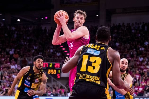 Bilder des Jahres 2023, Sport 05 Mai Sport Themen der Woche KW22 Sport Bilder des Tages easyCredit Basketball Bundesliga Playoffs HF1, Telekom Baskets Bonn vs. MHP Riesen Ludwigsburg, 29.05.2023 Finn Delany (Telekom Baskets Bonn, 70), Yorman Polas Bartolo (MHP Riesen Ludwigsburg, 13) easyCredit Basketball Bundesliga, Playoffs Halbfinale, Spiel 1, Telekom Baskets Bonn vs. MHP Riesen Ludwigsburg, 29.05.2023 Copyright: xBEAUTIFULxSPORTS Wunderlx