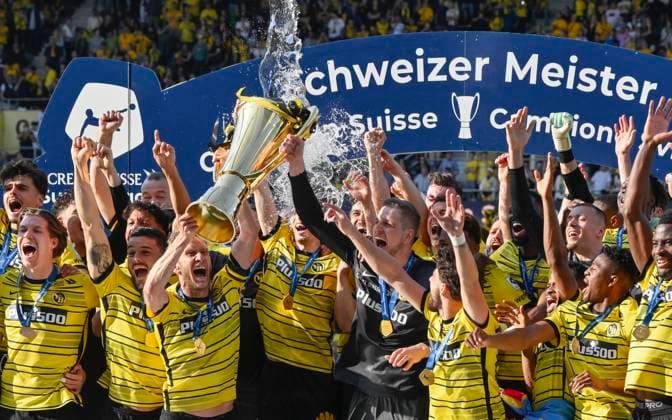Bilder des Jahres 2023, Sport 05 Mai Sport Themen der Woche KW22 Sport Bilder des Tages Fußball, BSC Young Boys Bern feiert den Gewinn der Meisterschaft in der Schweiz V.l.n.r. Cedric Itten, Loris Benito, Fabian Lustenberger, Torhüter David von Ballmoos, mit Pokal, Kastriot Imeri, Elia Meschack, Miguel Chaiwa, YB, BSC Young Boys - FC Winterthur, Super League, Fussball, 29.05.2023
