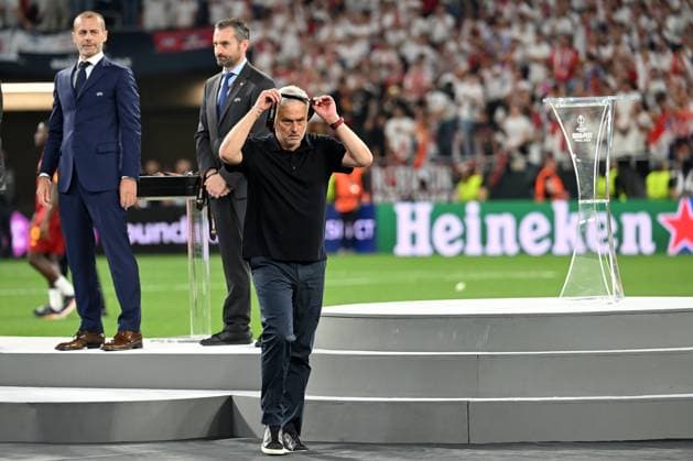 Bilder des Jahres 2023, Sport 06 Juni Bilder des Jahres 2023, Sport 05 Mai Sport Themen der Woche KW22 Sport Bilder des Tages Budapest, Puskas Arena, 01.06.23, HUN, Herren, UEFA Europa League, Finale, Saison 2022-2023, FC Sevilla - AS Rom Bild: Trainer Jose MOURINHO (AS Rom) nimmt seine Medaille ab und verschenkt sie einem Fan Only for editorial use! Ungarn