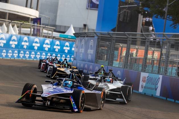 Bilder des Jahres 2023, Sport 06 Juni Sport Themen der Woche KW22 Sport Bilder des Tages 07 GUNTHER Maximilian (ger), Maserati MSG Racing, Spark-Venturi, action 09 EVANS Mitch (nzl), Jaguar TCS Racing, Spark-Jaguar, Jaguar I - Time 6, action, Hankook tires tyres, during the 2023 Jakarta ePrix, 8th meeting of the 2022-23 ABB FIA Formula E World Championship, WM, Weltmeisterschaft on the Jakarta International e-Prix Circuit from June 2 to 3, 2023 in Jakarta, Indonesia - AUTO - 2023 FORMULA E JAKARTA ePRIX DPPI Panoramic _DD_75519