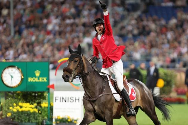Bilder des Jahres 2023, Sport 06 Juni 1. Platz für die Schweiz, Martin Fuchs (SUI) mit Pferd Commissar Pezi jubelt zum Sieg, Emotionen , Mercedes-Benz Nationenpreis, Team Jumping Competition mit zwei Runden unter Flutlicht , Weltfest des Pferdesports, World Equestrian Festival, CHIO Aachen 2023, 23.06-02.07.2023, Aachener Soers, 29.06.2023, -