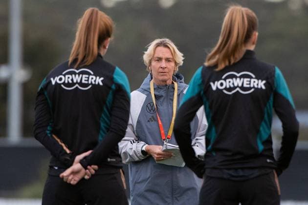 Bilder des Jahres 2023, Sport 07 Juli Sport Themen der Woche KW29 Martina Voss-Tecklenburg (Deutschland, Bundestrainerin) spricht im Kreis zu den Spielerinnen im Team, im Vordergrund Chantal Hagel (Deutschland, 02), Sjoeke Nuesken (Deutschland, 15), AUS, Training DFB Frauen Nationalmannschaft, Deutschland, FIFA Frauen Fussball Weltmeisterschaft Australien 2023, 18.07.2023 AUS, Training DFB Frauen Nationalmannschaft, Deutschland, FIFA Frauen Fussball Weltmeisterschaft Australien 2023, 18.07.2023 Tuggerah Copyright: xEibner-Pressefoto Memmlerx EP_MMR