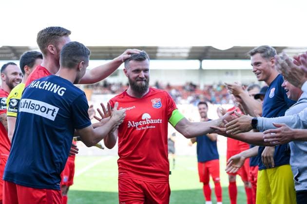 Bilder des Jahres 2023, Sport 07 Juli Sport Themen der Woche KW29 Sport Bilder des Tages Die Unterhachinger Spieler stehen fpr den scheidenden Stephan Hain (Unterhaching, 9), der nach sieben Jahren den Verein verlässt, Spalier. Stephan Hain (Unterhaching, 9), 22.07.2023, Unterhaching (Deutschland), Fussball, Vorbereitungsturnier in Unterhaching, SpVgg Unterhaching - TSV 1860 München, DFB DFL REGULATIONS PROHIBIT ANY USE OF PHOTOGRAPHS AS IMAGE SEQUENCES AND OR QUASI-VIDEO.