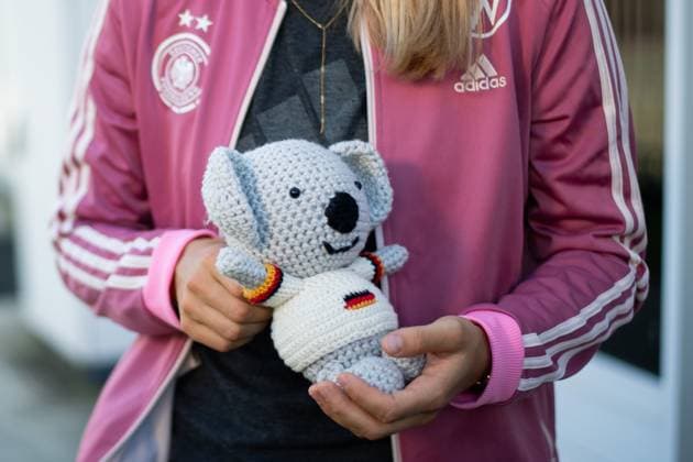 Bilder des Jahres 2023, Sport 07 Juli Sport Themen der Woche KW30 Klara Buehl (Deutschland, 19) mit WM - Maskottchen Koala Waru, den sie in Handarbeit selbst gehaekelt hat, AUS, Pressekonferenz DFB Frauen Nationalmannschaft Deutschland, FIFA Frauen Fussball Weltmeisterschaft Australien 2023, 27.07.2023 AUS, Pressekonferenz DFB Frauen Nationalmannschaft Deutschland, FIFA Frauen Fussball Weltmeisterschaft Australien 2023, 27.07.2023 Wyong Copyright: xEibner-Pressefoto Memmlerx EP_MMR