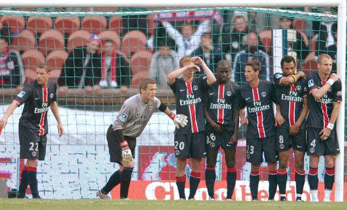 Soccer - French Championship , PSG vs Olympic Lyonnais in Paris (L-R) PSG s David Rozehnal, Edouard Cisse, Jeremy Clement, Boukary Drame, Clement Chantome, Mickael Landreau and Sylvain Armand during the French Championship , PSG vs Olympic Lyonnais at the Parc des Princes stadium in Paris, France, on May 5, 2007. The game ended in a draw 1-1. Photo by Gouhier-Taamallah Cameleon ABACAPRESS.COM Paris France Copyright: xGouhier-Taamallah ABACAx 121815_10 Gouhier-Taamallah ABACAx 121815_10