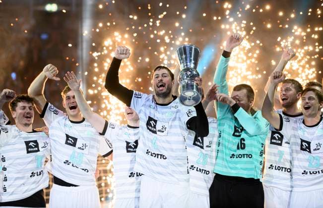 Bilder des Jahres 2023, Sport 08 August Sport Themen der Woche KW34 Sport Bilder des Tages Siegerehrung Domagoj DUVNJAK (KI) mit dem Pokal, v.l. Elias ELLEFSEN A SKIPAGOTU, Karl WALLINIUS (KI), Domagoj DUVNJAK (KI), Torwart Tomas MRKVA (KI), Jacobsen Magnus LANDIN (KI), Rune DAHMKE (KI), Handball Super Cup 2023, THW Kiel (KI) - Rhein Neckar Loewen (RNL), am 23.08.2023 in Duesseldorf Deutschland. Â
