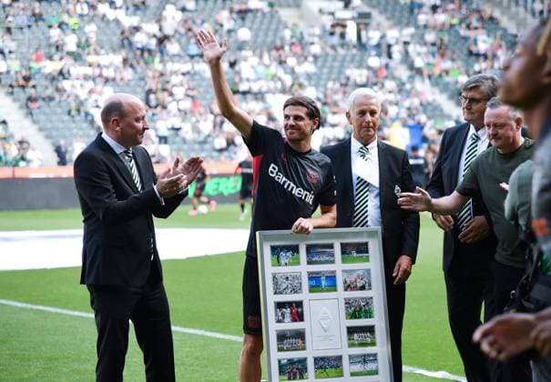 Bilder des Jahres 2023, Sport 08 August Sport Themen der Woche KW34 Sport Bilder des Tages Verabschiedung von Jonas Hofmann (Bayer 04 Leverkusen), v.li. Stephan Schippers (Borussia Moenchengladbach, Geschaeftsfuehrer), Jonas Hofmann (Bayer 04 Leverkusen, 07), Rainer Bohnhof (Borussia Moenchengladbach, Vizepraesident), Hans Meyer (Borussia Moenchengladbach, Praesidiumsmitglied) und Roland Virkus (Borussia Moenchengladbach, Geschaeftsfuehrer 26.08.2023, Fussball GER, Saison 2023 2024, 1. Bundesliga, 2. Spieltag, Borussia Mönchengladbach - Bayer 04 Leverkusen Moenchengladbach Borussia Park Nordrhein Westfalen Deutschland