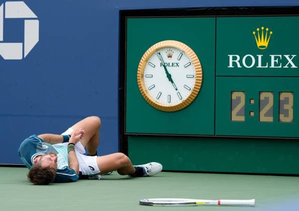 Bilder des Jahres 2023, Sport 08 August Sport Bilder des Tages Mandatory Credit: Photo by Dave Shopland Shutterstock (14071858ca) Corentin Moutet From france takes a tumble during his 1st round match against Andy Murray US Open Championships 2023, Day Two, USTA National Tennis Center, Flushing Meadows, New York, USA - 29 Aug 2023 US Open Championships 2023, Day Two, USTA National Tennis Center, Flushing Meadows, New York, USA - 29 Aug 2023 Copyright: xDavexShopland Shutterstockx 14071858ca