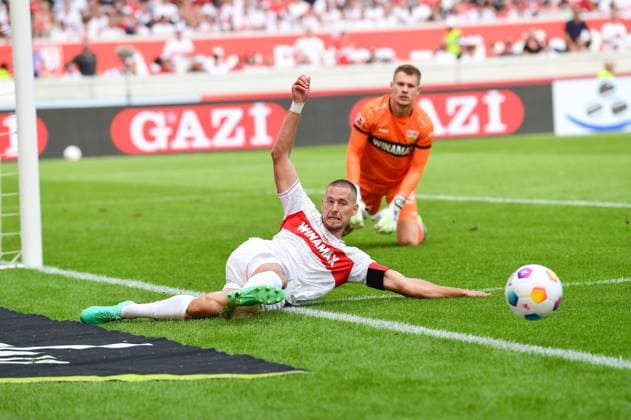 Bilder des Jahres 2023, Sport 09 September Bilder des Jahres 2023, Sport 09 September Sport Bilder des Tages Waldemar Anton (VfB Stuttgart, 2) rettet einen Ball vor dem Toraus, GER, VfB Stuttgart vs. SC Freiburg, Fussball, Herren, Bundesliga, 3. Spieltag, Spielzeit 2023 2024, 02.09.2023, (DFL REGULATIONS PROHIBIT ANY USE OF PHOTOGRAPHS AS IMAGE SEQUENCES AND OR QUASI-VIDEO) GER, VfB Stuttgart vs. SC Freiburg, Sport, Fussball, Herren, Bundesliga, 3. Spieltag, Spielzeit 2023 2024, 02.09.2023, Stuttgart Copyright: xEibner-Pressefoto SilasxSchuellex EP_SSR