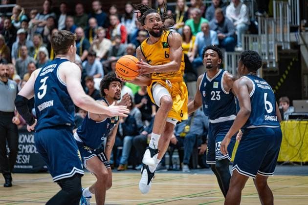 Bilder des Jahres 2023, Sport 10 Oktober Sport Themen der Woche KW43 Sport Bilder des Tages Alex Richardson (ART Giants Duesseldorf, 03) Michael John Flowers (Bozic Estriche Knights Kirchheim, 06) Raiquan Clark (ART Giants Duesseldorf, 23) Ben Shungu (ART Giants Duesseldorf, 06) Bozic Estriche Knights Kirchheim vs. ART Giants Duesseldorf, Basketball, 2. Bundesliga, BARMER 2. Basketball Bundesliga, Spielzeit 2023 2024, 5. Spieltag, 27.10.2023 Bozic Estriche Knights Kirchheim vs. ART Giants Duesseldorf, Basketball, 2. Bundesliga, BARMER 2. Basketball Bundesliga, Spielzeit 2023 2024, 5. Spieltag, 27.10.2023 Nuernberg Copyright: xEibner-Pressefoto NinaxSanderx EP_NSR