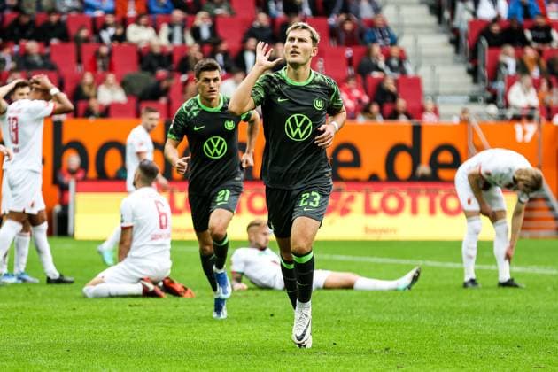 Bilder des Jahres 2023, Sport 10 Oktober Sport Themen der Woche KW43 Sport Bilder des Tages Tor fuer Wolfsburg, Ausgleich 1:1 durch Jonas Wind (VFL Wolfsburg, 23), Torjubel bei den Fans. Jonas rennt zu den Fans GER, FC Augsburg vs. VfL Wolfsburg, 1.Bundesliga Fussball, 9. Spieltag, Saison 2023 2024, 28.10.2023 DFB DFL REGULATIONS PROHIBIT ANY USE OF PHOTOGRAPHS AS IMAGE SEQUENCES AND OR QUASI-VIDEO FC Augsburg vs. VfL Wolfsburg, 1.Bundesliga Fussball, 9.Spieltag, 28.10.2023 Augsburg Copyright: xEibner-Pressefoto RogerxBuerkex EP_RBE