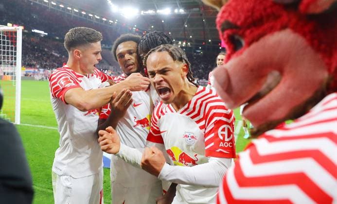 Bilder des Jahres 2023, Sport 11 November Sport Themen der Woche KW45 Sport Bilder des Tages RB Leipzig - Freiburg Bundesliga Leipzig, 12.11.2023, Red Bull Arena, Fussball, Bundesliga, Spieltag 11 , RB LEIPZIG vs. SC FREIBURG , Tor für Leipzig zum 2:1. Im Bild v.l.: Christoph Baumgartner (14, RB Leipzig), Torschütze Lois Openda (17, RB Leipzig) und Xavi Simons (RB Leipzig), Torjubel ,