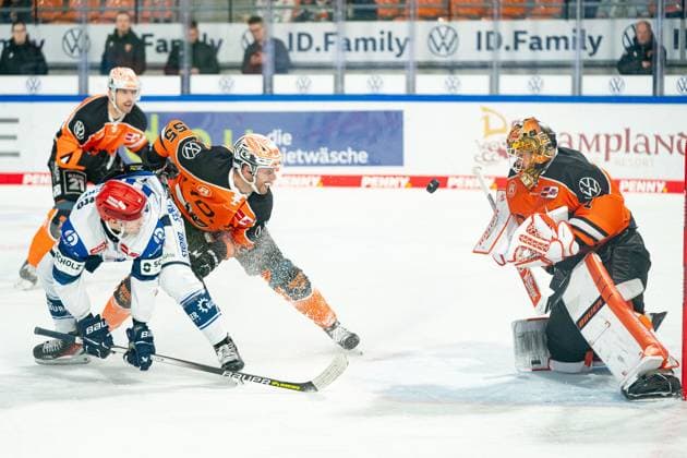 Bilder des Jahres 2023, Sport 11 November Sport Themen der Woche KW46 Sport Bilder des Tages Phil Hungerecker (Nr. 94 Schwenninger Wild Wings) gegen Ryan Button (Nr. 55 Grizzlys Wolfsburg) vor dem Tor von Dustin Strahlmeier (Nr. 1 Grizzlys Wolfsburg) GER, Grizzlys Wolfsburg gegen Schwenninger Wild Wings, Eishockey, Penny DEL, Spielzeit 2023 24, 16.11.2023 GER, Grizzlys Wolfsburg gegen Schwenninger Wild Wings, Eishockey, Penny DEL, Spielzeit 2023 24, 16.11.2023 Wolfsburg Copyright: xEibner-Pressefoto DanielxREINELTx EP_DRT