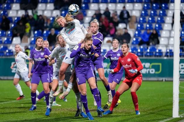 Bilder des Jahres 2023, Sport 11 November Sport Themen der Woche KW46 Sport Bilder des Tages v.li.: Lisa Doorn (TSG, 14), Jacqueline Meißner (Meissner, SGS, 16), Beke Sterner (SGS, 19), Kopfball, Kopfballduell, Spielszene, Zweikampf in der Luft, Aktion, Action, im Strafraum, Strafraumszene, 17.11.2023, Sinsheim (Hoffenheim) (Deutschland), Fussball, Google Pixel Frauen-Bundesliga, TSG 1899 Hoffenheim - SGS Essen, 17.11.2023, Sinsheim (Hoffenheim) (Deutschland), Fussball, Google Pixel Frauen-Bundesliga, TSG 1899 Hoffenheim - SGS Essen, DFB DFL REGULATIONS PROHIBIT ANY USE OF PHOTOGRAPHS AS IMAGE SEQUENCES AND OR QUASI-VIDEO.