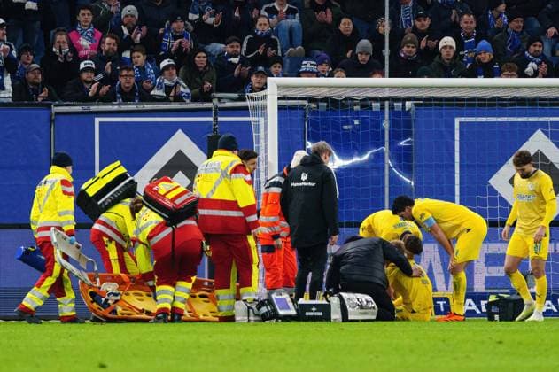 Bilder des Jahres 2023, Sport 11 November Sport Themen der Woche KW47 Sport Bilder des Tages Verletzung am Kopf Saulo Decarli (Eintracht Braunschweig, 03) GER, Hamburger SV vs. Eintracht Braunschweig, Fussball, 2. Bundesliga, Spieltag 14, Saison 2023 2024, 24.11.2023 DFL REGULATIONS PROHIBIT ANY USE OF PHOTOGRAPHS AS IMAGE SEQUENCES AND OR QUASI-VIDEO GER, Hamburger SV vs. Eintracht Braunschweig, Fussball, 2. Bundesliga, Spieltag 14, Saison 2023 2024, 24.11.2023 Hamburg Copyright: xEibner-Pressefoto MarcelxvonxFehrnx EP_MFN