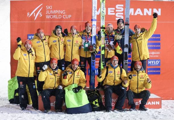 Bilder des Jahres 2023, Sport 11 November Sport Themen der Woche KW47 Sport Bilder des Tages NORDIC SKIING - FIS WC Ruka, Nordic Opening KUUSAMO,FINLAND,25.NOV.23 - NORDIC SKIING, NORDIC COMBINED, Ski jumping, Skispringen, Ski, nordisch - FIS World Cup, Nordic Opening, large hill, men. Image shows Pius Paschke and Stephan Leyhe (GER) with the team of Germany. GEPAxpictures xHaraldxSteiner