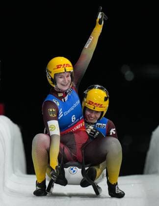 Bilder des Jahres 2023, Sport 12 Dezember Sport Themen der Woche KW50 Sport Bilder des Tages December 15, 2023, WHISTLER, BC, CANADA: Dajana Eitberger, front left, and Saskia Schirmer, of Germany, celebrate after racing to a second place finish during a women s doubles luge World Cup event in Whistler, B.C., on Friday, December 15, 2023. Canada News - December 15, 2023 - ZUMAc35_ 20231215_zaf_c35_150 Copyright: xDarrylxDyckx