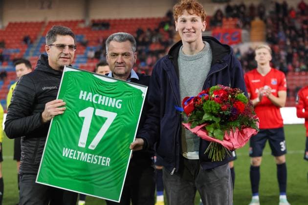 Bilder des Jahres 2023, Sport 12 Dezember Sport Themen der Woche KW50 Sport Bilder des Tages Manfred Schwabl (SpVgg Unterhaching, Praesident) mit Weltmeister Konstantin Heide (SpVgg Unterhaching, 24), Ehrung, SpVgg Unterhaching vs. SC Preussen Muenster, Fussball, 3. Liga, 19. Spieltag, Saison 23 24, 16.12.2023, DFL REGULATIONS PROHIBIT ANY USE OF PHOTOGRAPHS AS IMAGE SEQUENCES, SpVgg Unterhaching vs. SC Preussen Muenster, Fussball, 3. Liga, 19. Spieltag, Saison 23 24, 16.12.2023 Unterhaching Copyright: xEibner-Pressefoto JennixMaulx EP_JML