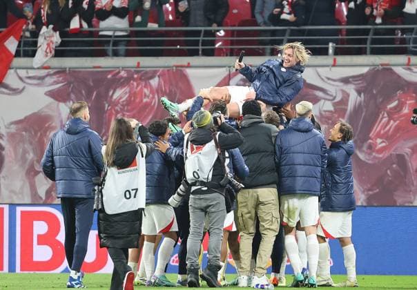 Bilder des Jahres 2023, Sport 12 Dezember Sport Themen der Woche KW50 Sport Bilder des Tages GER, 1.Bundesliga, RB Leipzig - TSG Hoffenheim 16.12.2023, Leipzig, Red Bull Arena, GER, Saison 2023 2024, 1.Bundesliga, 15.Spieltag, RasenBallsport Leipzig vs TSG Hoffenheim im Bild Emil Forsberg (Leipzig) verlaesst den Verein nach 9 Jahren und wird von der Mannschaft gefeiert DFL regulations prohibit any use of photographs as image sequences and or quasi-video
