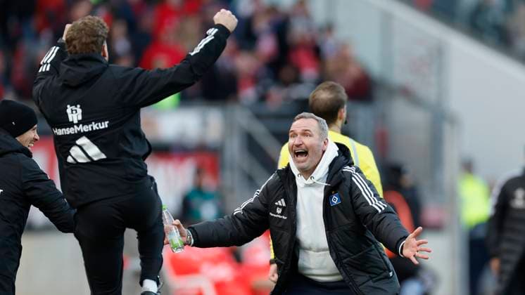 Bilder des Jahres 2023, Sport 12 Dezember Sport Themen der Woche KW50 Sport Bilder des Tages Bild: Die HSV Bank um Trainer Tim Walter (Hamburger SV) Jubel nach dem Tor zum 2:0, jubelnd, bejubelt, jubelt, jubeln, emotionen (l-r). 16.12.2023, Fussball, 2. Bundesliga, 1. FC Nürnberg - Hamburger SV, GER, Nuernberg, Max-Morlock-Stadion, DFL REGULATIONS PROHIBIT ANY USE OF PHOTOGRAPHS AS IMAGE SEQUENCES AND OR QUASI-VIDEO. Copyright: HMBxMedia xHeikoxBecker