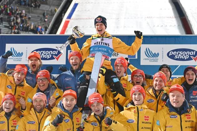 Bilder des Jahres 2023, Sport 12 Dezember Sport Themen der Woche KW52 Andreas WELLINGER (GER), Teamfoto,Team,Mannschaft,Mannschaftsfoto, winner,Sieger, Jubel,Freude,Begeisterung, Skispringen, 72. Vierschanzentournee 2023 24, Auftaktspringen am 29.12.2023 in Oberstdorf,