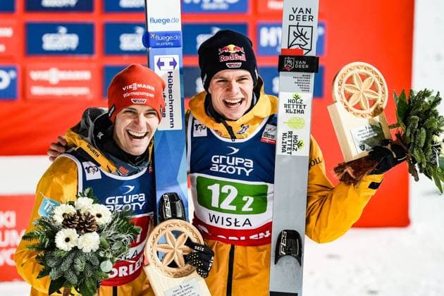 Bilder des Jahres 2024, Sport 01 Januar Sport Themen der Woche KW02 Sport Bilder des Tages Ski jumping, Skispringen, Ski, nordisch - FIS WC Wisla WISLA,POLAND,13.JAN.24 - NORDIC SKIING, SKI JUMPING - FIS World Cup, Polish Tour, large hill, Super Team, men. Image shows Stephan Leyhe and Andreas Wellinger (GER). Keywords: trophy. GEPAxpictures xWrofoto xPiotrxHa