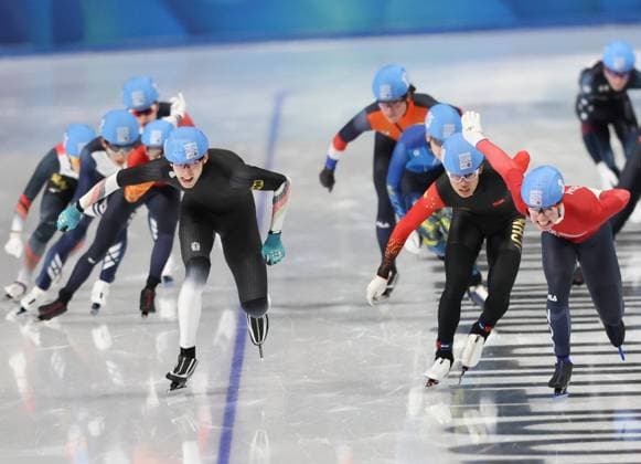 Bilder des Jahres 2024, Sport 01 Januar Bilder des Jahres 2024, Sport 01 Januar Sport Bilder des Tages (240126) -- GANGNEUNG, Jan. 26, 2024 -- Finn Sonnekalb (1st L, Front) of Germany, Pan Baoshuo (C, front) of China and Eirik Andersen of Norway (1st R, Front) of Norway compete during the men s mass start final of Speed skating, Eisschnelllauf event at the Gangwon 2024 Winter Youth Olympic Games, Olympische Spiele, Olympia, OS in Gangneung, South Korea, Jan. 26, 2024. ) (SP)SOUTH KOREA-GANGNEUNG-WINTER YOUTH OLYMPIC GAMES-SPEED SKATING-MEN S MASS START YaoxQilin