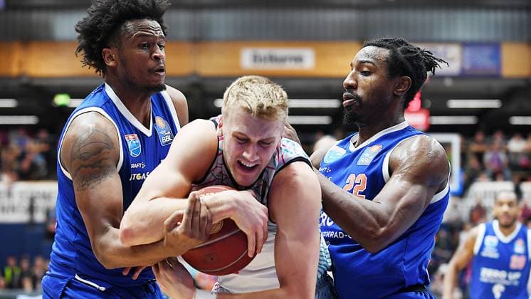Bilder des Jahres 2024, Sport 01 Januar Sport Themen der Woche KW04 Sport Bilder des Tages Basketball, 1. Bundesliga BBL, Saison 2023 2024, 18. Spieltag, SYNTAINICS MBC (Mitteldeutscher Basketball Club Weissenfels) vs. Telekom Baskets Bonn (26.01.2024) Zweikampf um den Ball zwischen Stephon Jelks (Forward Syntainics MBC, Rückennummer 15), Samuel Griesel (Forward Bonn, Rückennummer 2), Johnathan Stove (Guard Syntainics MBC, Rückennummer 22) (v.l.n.r.) beim Spiel Weißenfels gegen Bonn (26.01.2024) Weißenfels Sachsen-Anhalt Deutschland Stadthalle Weißenfels