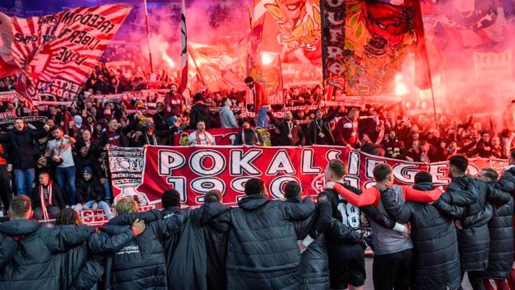Bilder des Jahres 2024, Sport 01 Januar Sport Themen der Woche KW05 Sport Bilder des Tages Die Mannschaft feiert ausgelassen mit den Fans den Sieg. Endstand: 1:3, Hertha BSC - 1. FC Kaiserslautern, DFB-Pokal, 4. Runde, Viertelfinale, Fussball, DFB Pokal Viertelfinale, Bundesliga, Spielzeit 2023 2024, Olympia - Stadion Berlin, DFB DFL REGULATIONS PROHIBIT ANY USE OF PHOTOGRAPHS AS IMAGE SEQUENCES AND OR QUASI-VIDEO, 31.01. 2024, Foto: HMB Media Uwe Koch Copyright: HMBxMedia UwexKoch